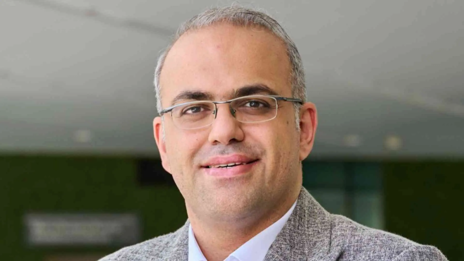 Profesor Tec Puebla es reconocido en los premios Rómulo Garza