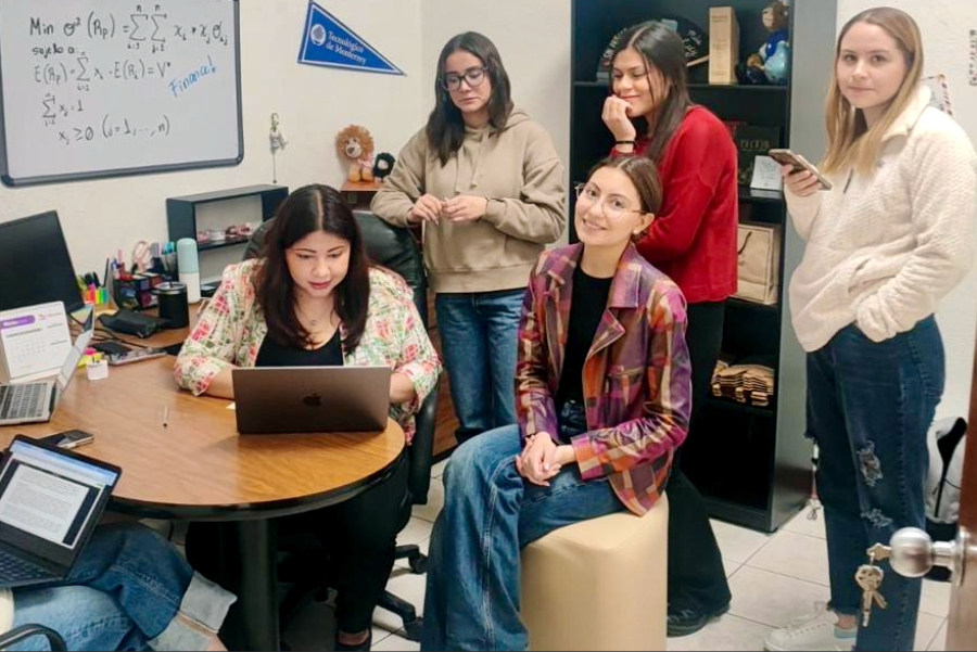La investigadora del Tec Chihuahua, Cecilia Castsro, con sus estudiantes de la Escuela de Negocios.