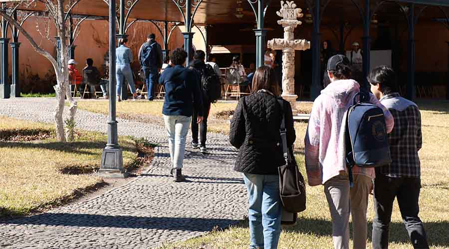 Estudiantes en el llamado mini campus Parras del Tec campus Laguna