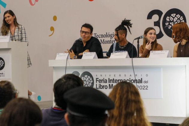 Invitados en panel de la FIL sobre qué es BookTok