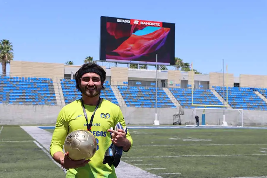 Isaac Holguín, de Borregos Monterrey de futbol, fue nombrado el jugador más valioso de la temporada. 