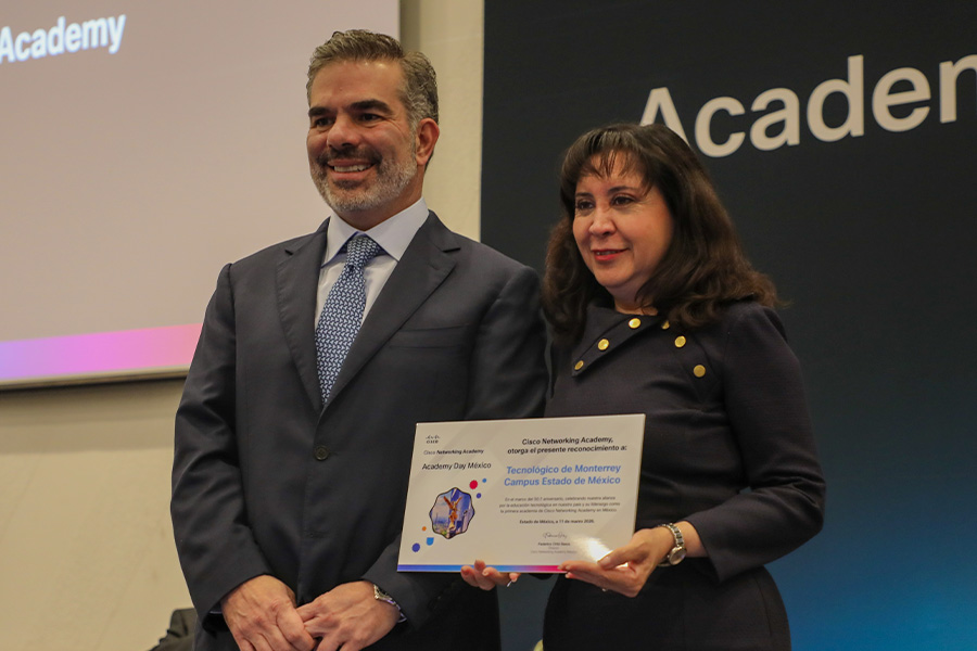 Isidro Quintana, director general de Cisco M&eacute;xico y Ver&oacute;nica Pedrero, directora general del Tec campus Estado de M&eacute;xico.