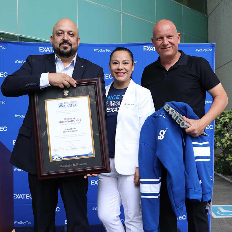 Iván Elizondo es galardonado con el Premio al Mérito EXATEC 2023 del Tec campus Cuernavaca.