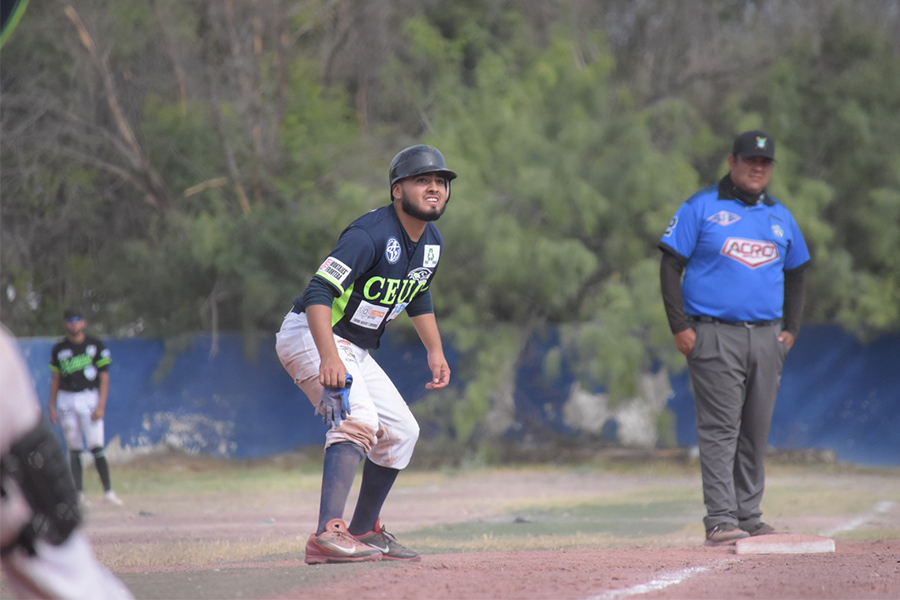 Jaime jugando beisbol.