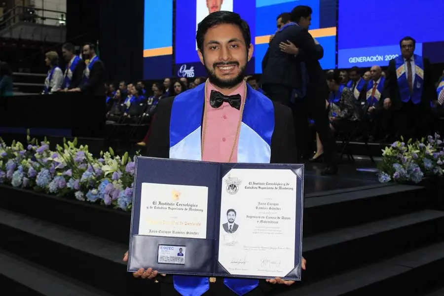 Jairo Ramírez se graduó del Tec con Mención Honorífica.