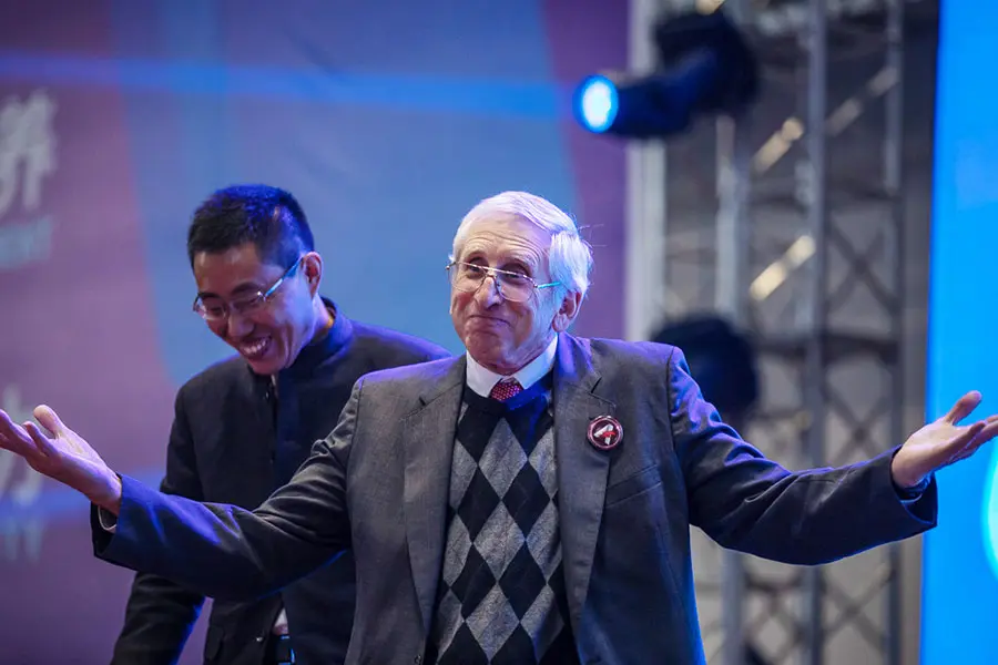 Jake Mendelssohn y Yun Weimin, fundadores de WER (World Educational Robotics)