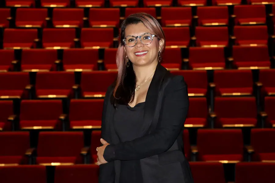Janeth Aguirre posando en el Auditorio Luis Elizondo.