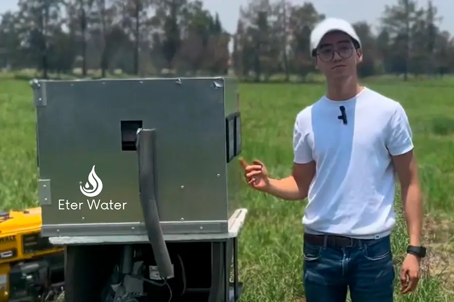 Javier Martínez con uno de los generadores de EterWater.