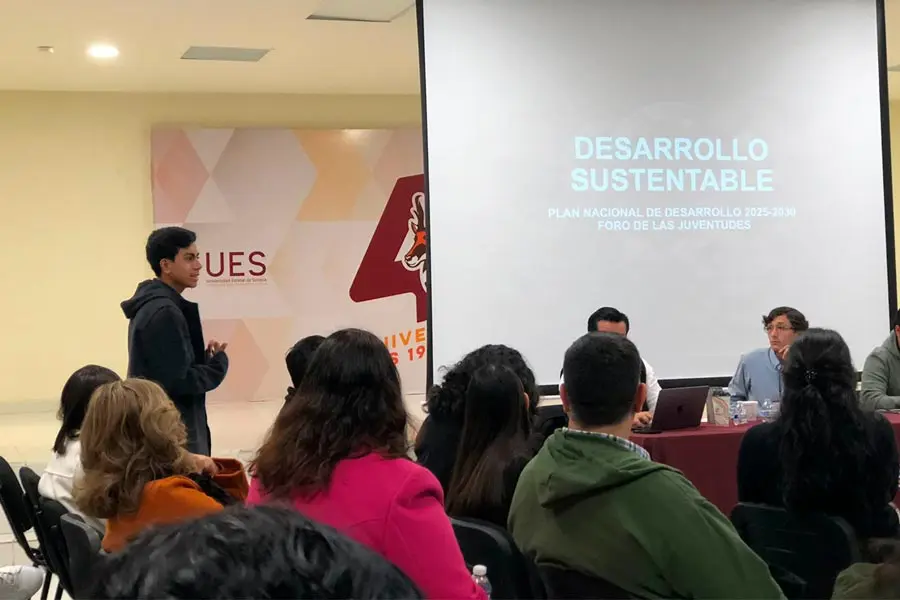 Jesús María presentando su ponencia dentro del Foro de las Juventudes