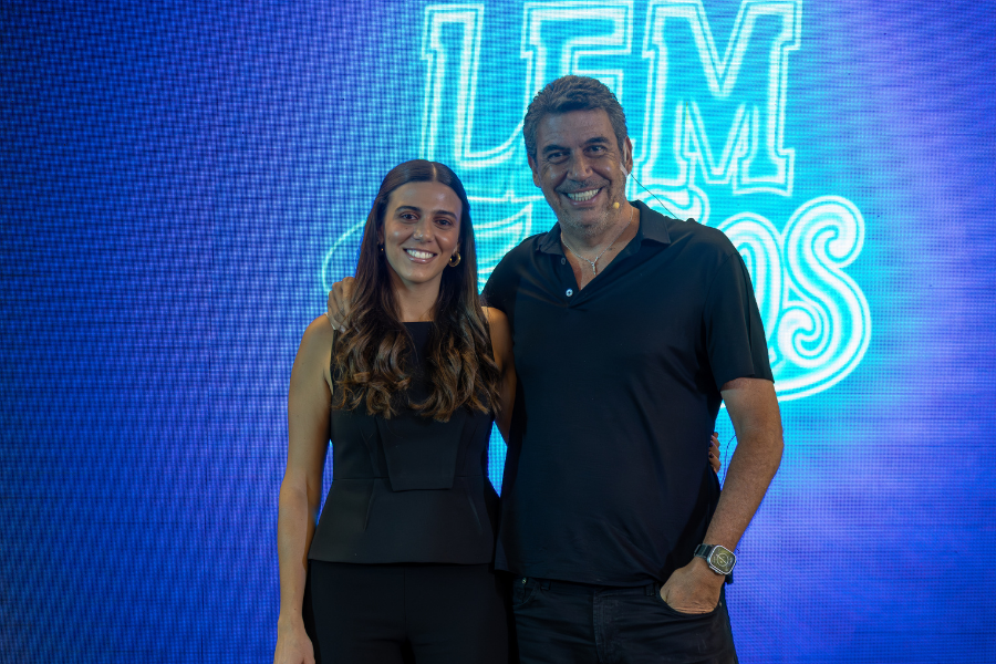 Johanna Elias Slim y Arturo Elias Ayub posando juntos en el escenario del evento Regreso a Casa de Mercadotecnia en el Tec CCM.