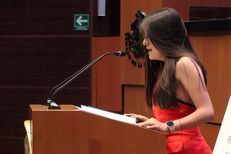 Johanna brindando un discurso.