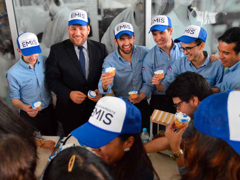 La Escuela de Medicina del Tec de Monterrey, que fue liderada por Jorge Valdez, se destaca por su modelo educativo centrado en el paciente.