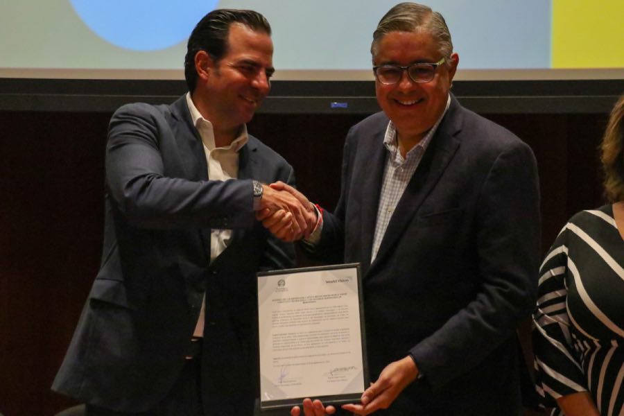 Jorge Blanco Martínez y Miguel Ángel Laponta firman convenio de colaboración.