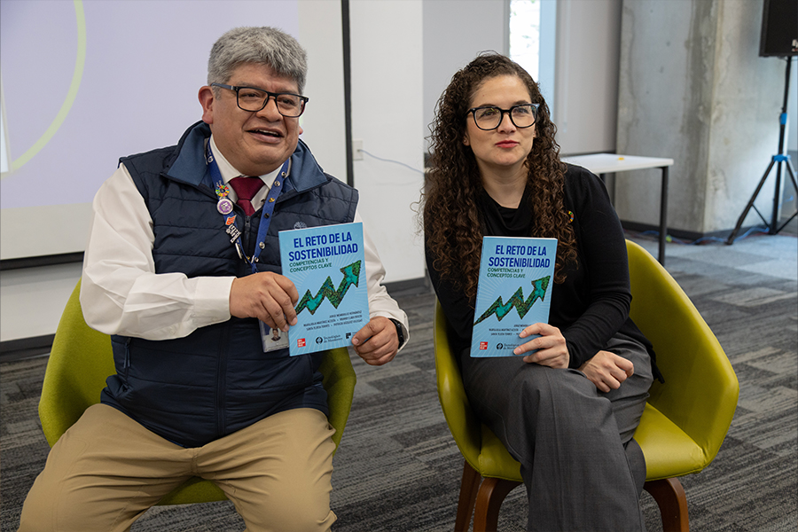Jorge Membrillo y Mariajulia Mart&iacute;nez Acosta durante la presentaci&oacute;n del libro "El reto de la sostenibilidad" en el Tec de Monterrey.