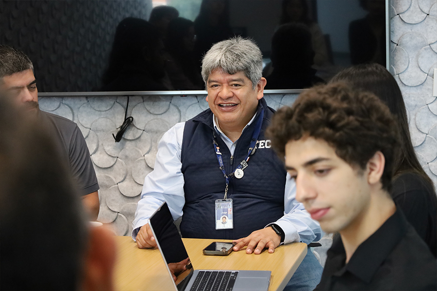 Jorge Membrillo junto a integrantes de la REACH Alliance durante una sesi&oacute;n de trabajo.
