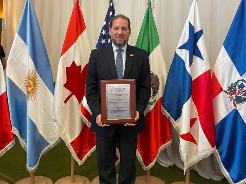 Dr. Jorge Valdez con la Orden Francisco Hernández al Mérito en Educación Médica.