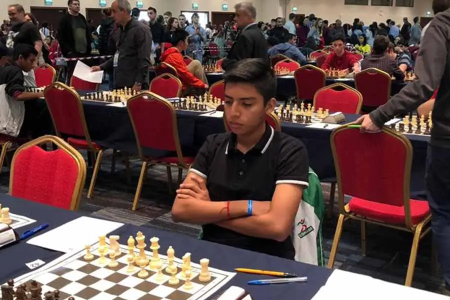 Jos&eacute; &Aacute;ngel Hern&aacute;ndez jugando ajedrez antes de la pandemia (2018).