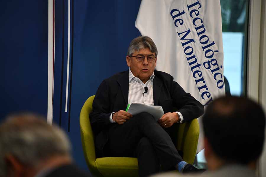 José Antonio Fernández, presidente del consejo del Tec de Monterrey, dialogó con el invitado. 