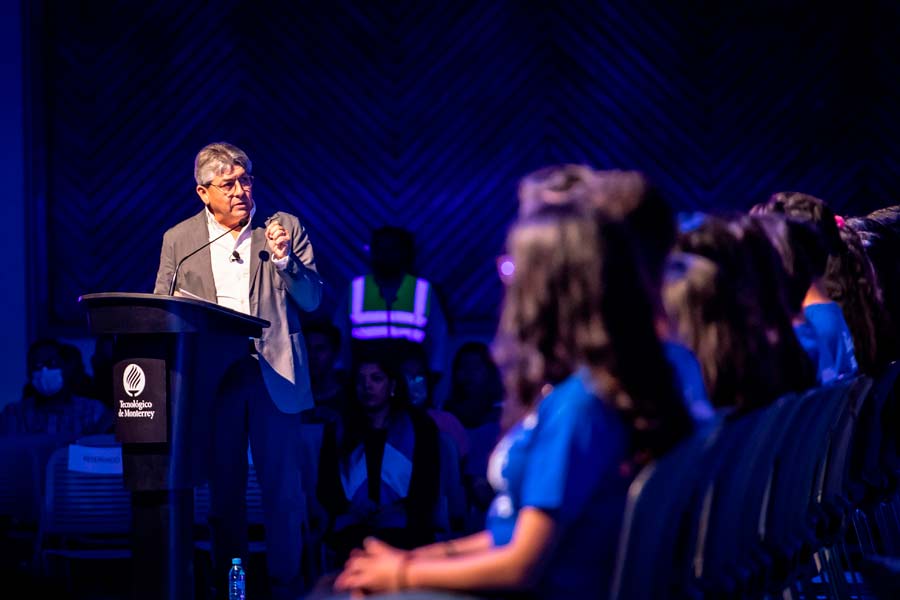 José Antonio Fernández, presidente del Consejo del Tec de Monterrey, compartió un mensaje a los jóvenes becados.