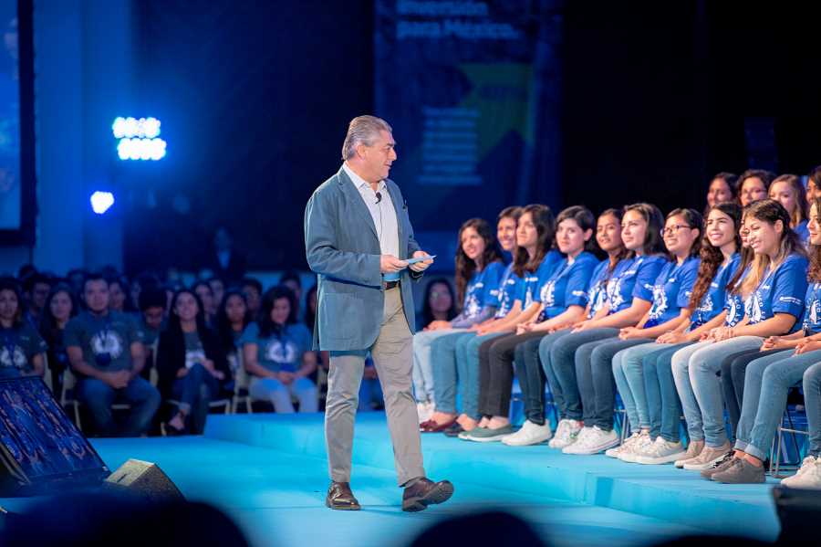 José Antonio Fernández, presidente saliente del Consejo Directivo del Tec de Monterrey, con jóvenes del programa Líderes del Mañana, la beca del 100% del Tec.