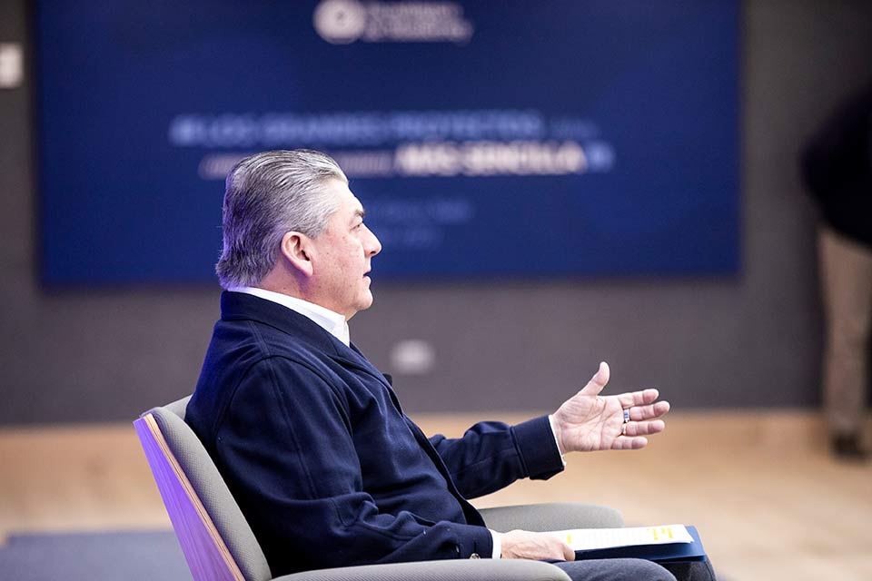 José Antonio Fernández platicando con Yuval Harari