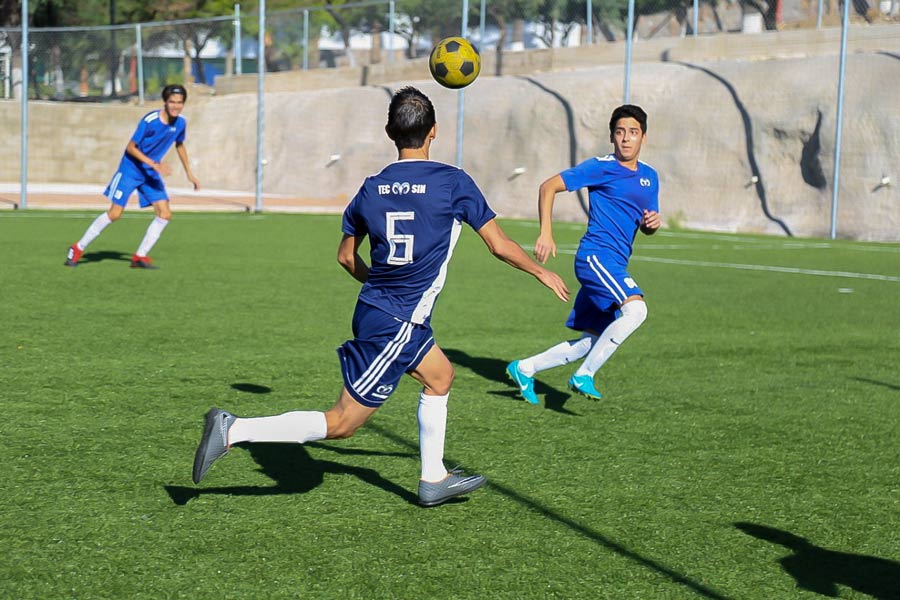 jose carlos en el numero 6 jugando futbol en intercampus