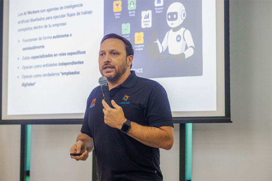 Jos&eacute; Carlos Castro, creador de Lucci.IA explicando sus funcionalidades. Foto: Liu Organista