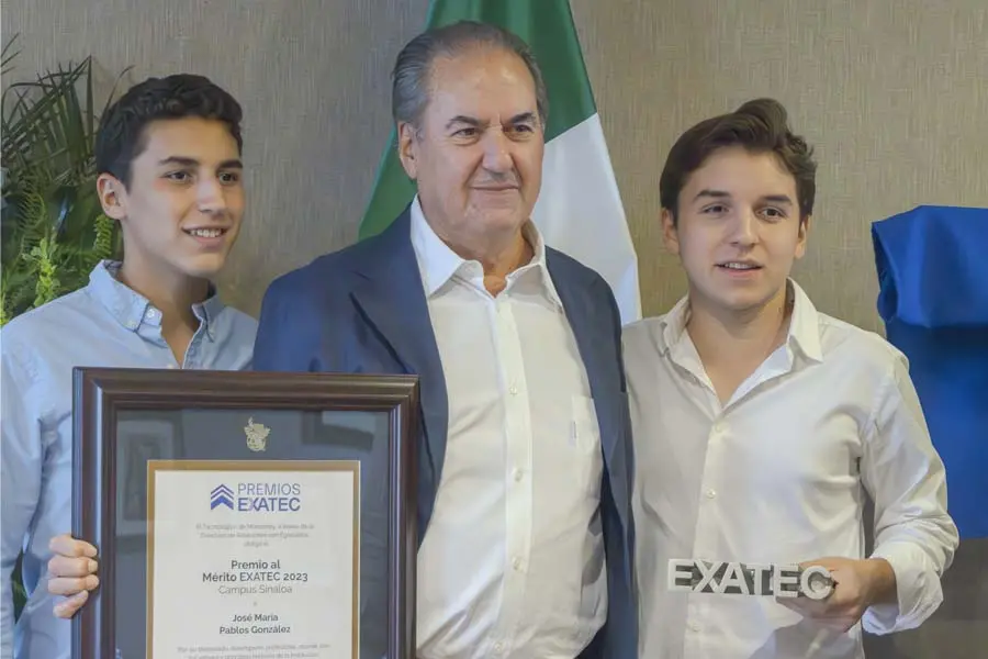 jose maria pablos recibiendo premio al merito exatec