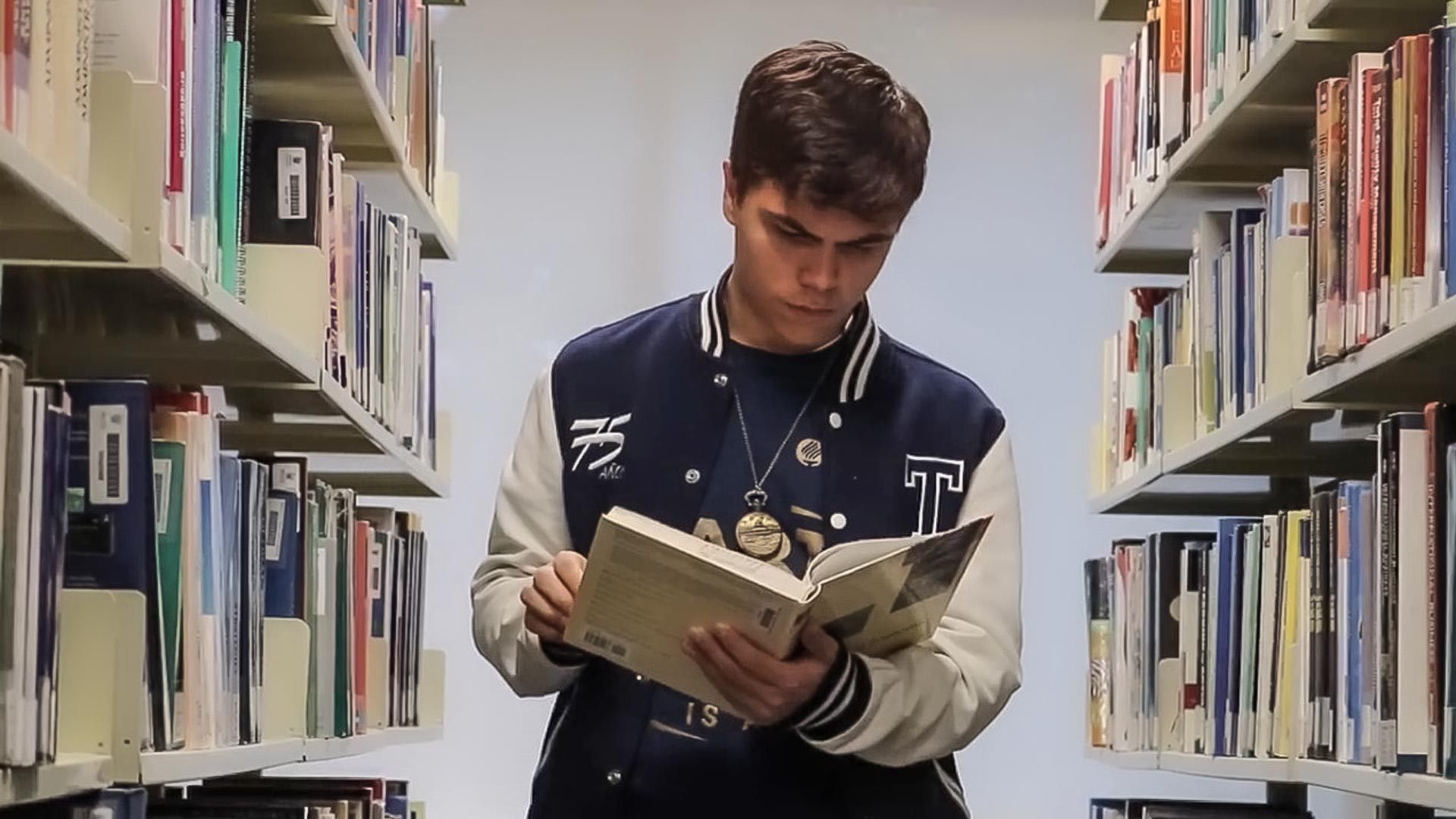 jose mario leyendo un libro en biblioteca del tec