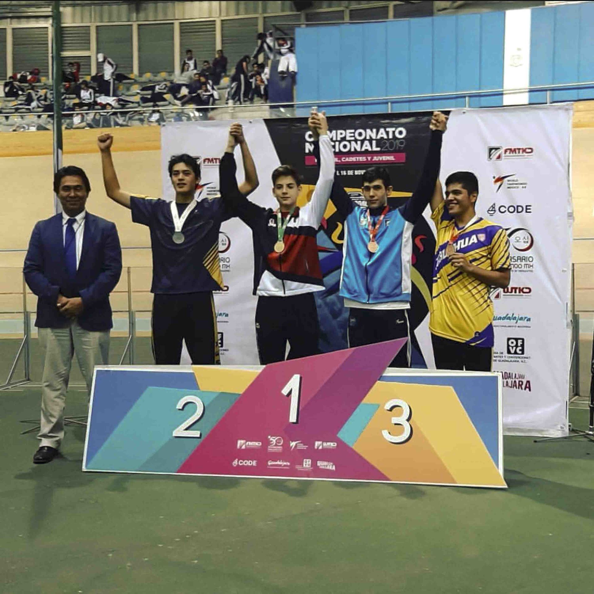 Joseph recibiendo medalla de oro en el preselectivo jr 2020