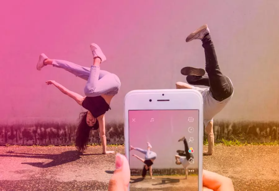 Jóvenes grabando en Tiktok