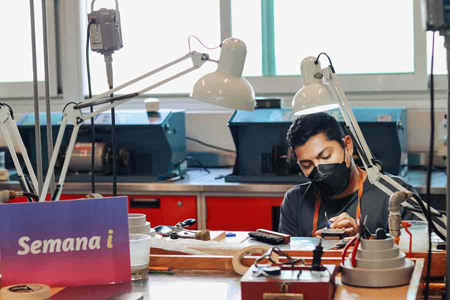 Aprenden a crear joyería en taller de joyería del Tec Guadalajara.