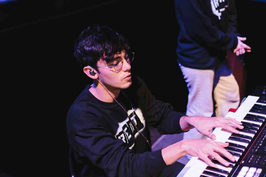 Juan Pablo tocando el teclado en el musical RENT