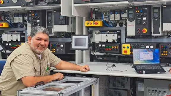 profesor de ingenier&iacute;a del tec de monterrey