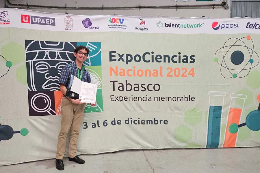 Juan Pablo Guti&eacute;rrez, estudiante del campus Monterrey, en Expo Ciencias nacional en Tabasco.