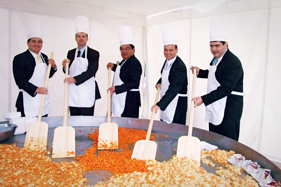 Juan (tercero a la derecha) preparando tacos para un convivio en campus