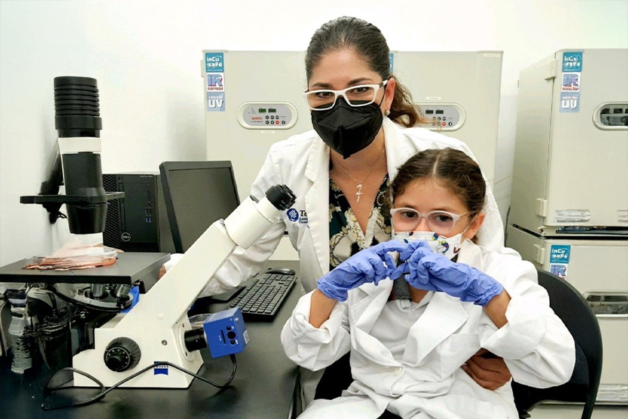 Judith Zabala junto a una de sus hijas tras recibir el Premio Mujer Distrito 2025.