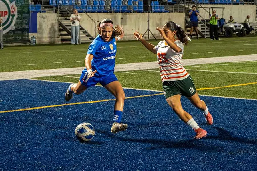 Jugadora de Borregos Monterrey de futbol soccer femenil en partido final contra la UDLAP.