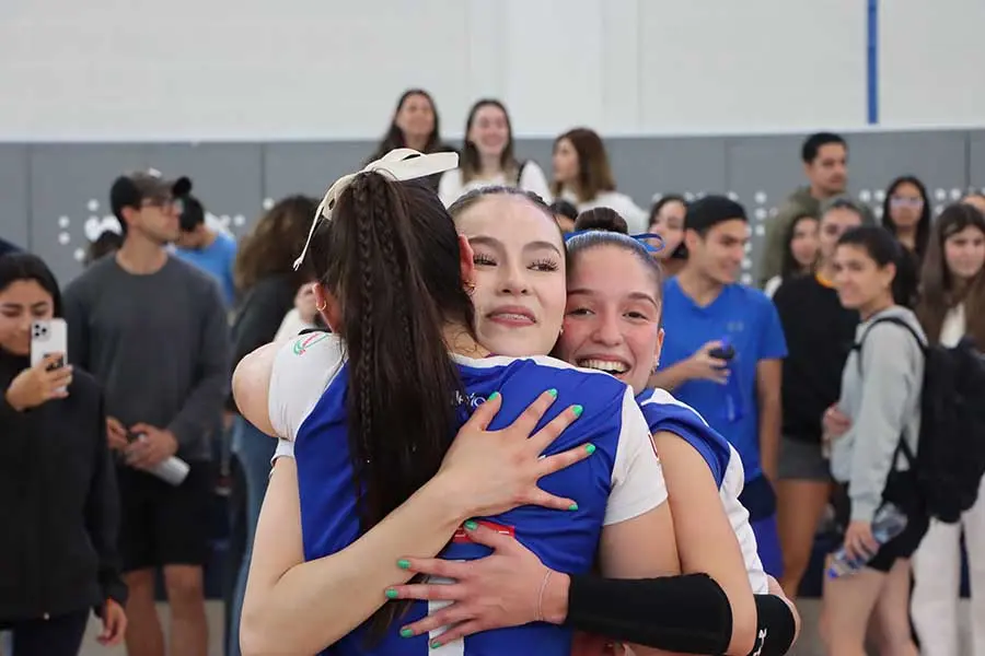 Jugadoras de Borregos Monterrey de voleibol femenil celebrando el campeonato de CONADEIP. 