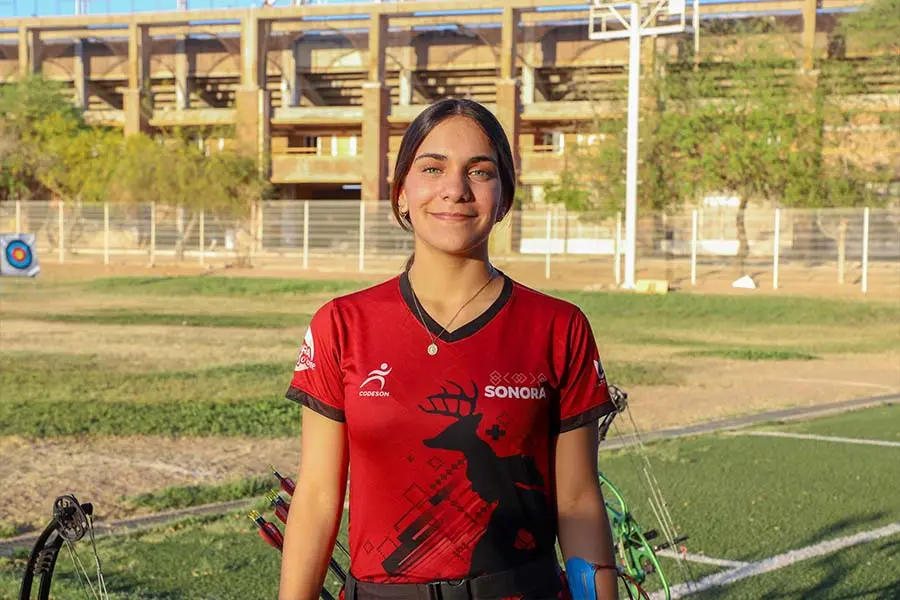 Chica adolescente en campo de tiro con arco con uniforme de Selección Sonora.