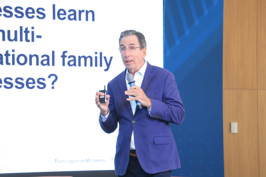 Profesor de Faculty of Excellence expone su investigaci&oacute;n.