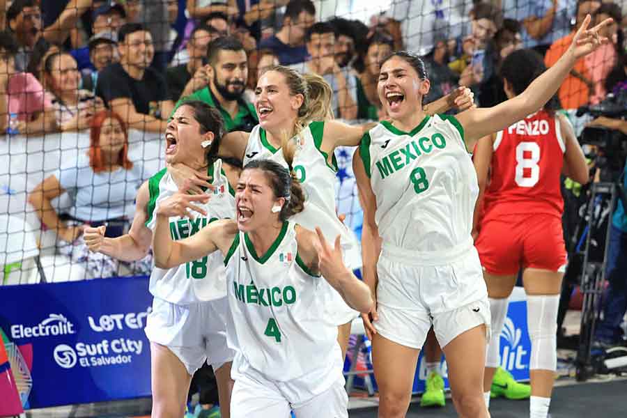 Karina Esquer con el equipo de 3x3 durante un FISU.