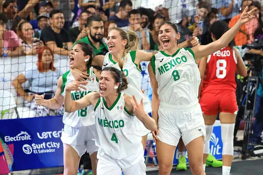 Karina Esquer con el equipo de 3x3 durante un FISU.