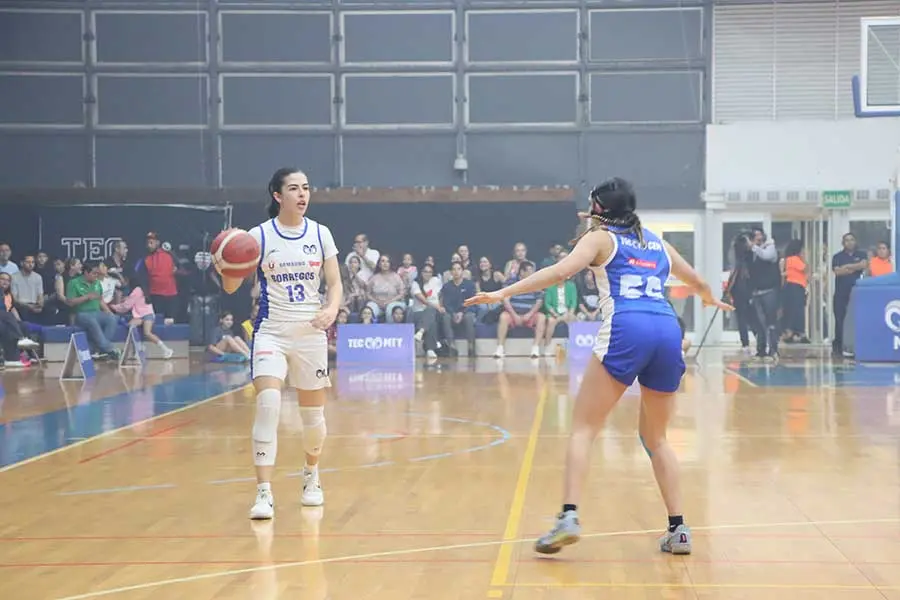 Karina Esquer, de Borregos Monterrey, en partido final de 8 Grandes de la Liga ABE.