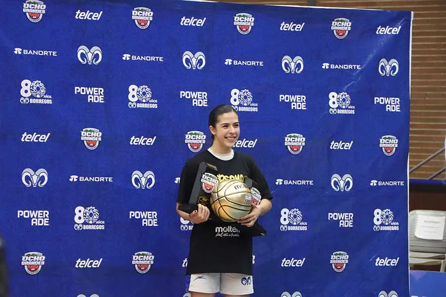 Karina Esquer, jugadora de Borregos Monterrey, con trofeo de MVP de la Liga ABE..