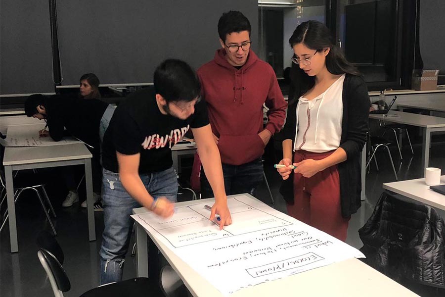 Karla trabajando con su equipo en la universidad.