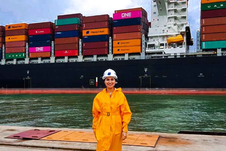 Karla Lee trabajando en Dubai en Hapag-Lloyd