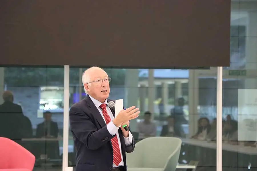 Ken Salazar, Embajador de M&eacute;xico en Estados Unidos, en di&aacute;logo con estudiantes del campus Monterrey.