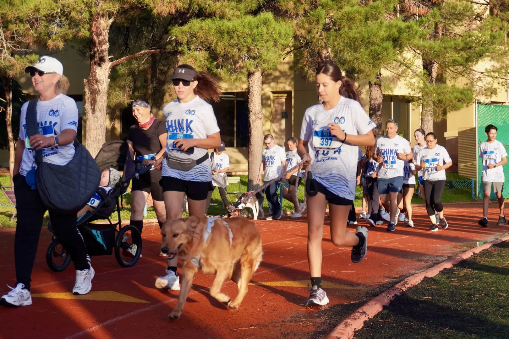 Kendra Villarreal, estudiante de PrepaTec, inicia la carrera Borregos con su mascota, Hanny.
