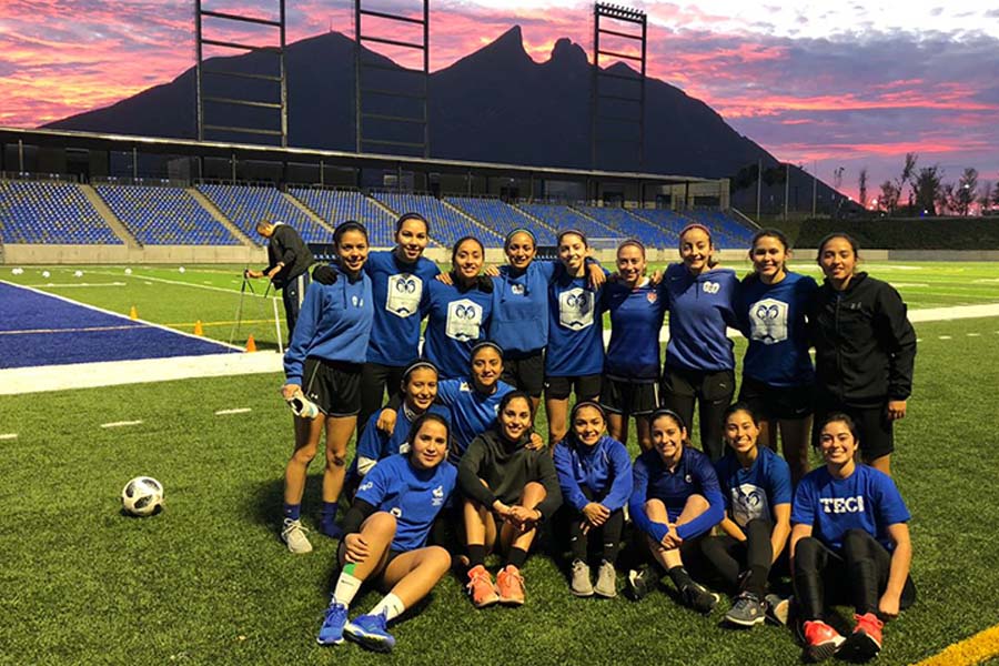 Kesia Martínez con sus compañeras Borregas